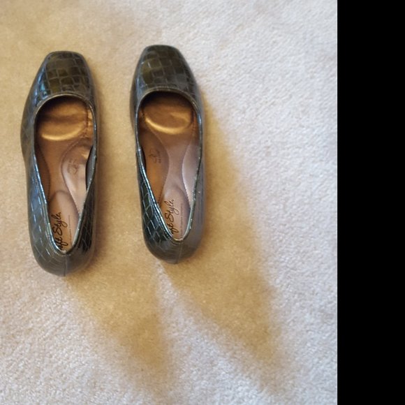 Women's shoes - Picture 2 of 3